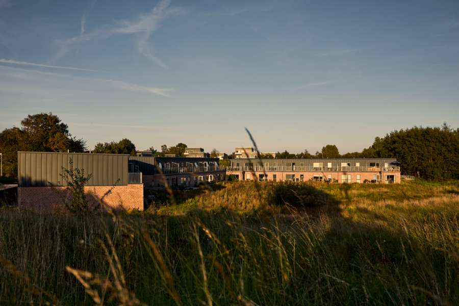 Historisk skov får åkande-nabo beklædt med stålprofiler, Åkandehaven, Langedam 1, 3250 Græsted